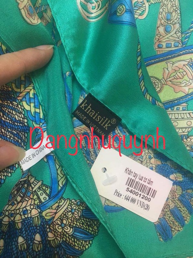 Theo chia sẻ của Facebook Dangnhuquynh, chiếc khăn lụa mua tại cửa hàng Khaisilk Hà Nội có 2 nhãn với 2 xuất xứ từ Khaisilk và từ Trung Quốc.