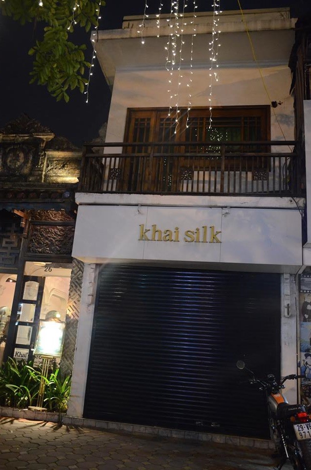 Cửa hàng Khaisilk tại 26 Nguyễn Thái Học, Hà Nội chiều 26.10 đóng cửa sớm hơn thường lệ.