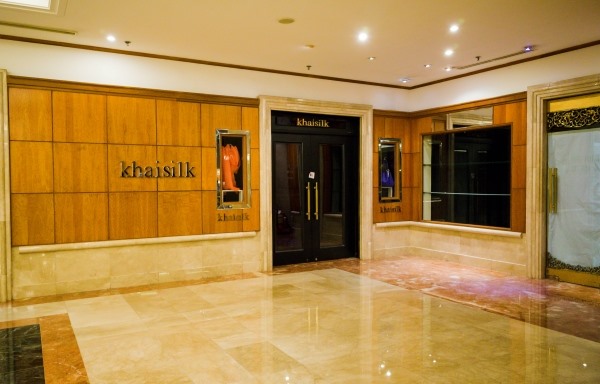 Cửa hàng Khaisilk trong khách sạn Legend ở TP. Hồ Chí Minh cũng đóng cửa khi chưa đến giờ.