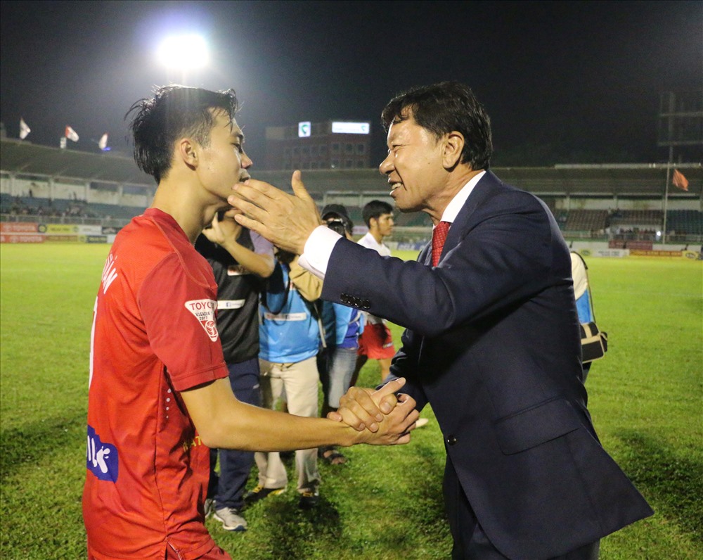 GĐKT Chung Hae Seong tỏ ra rất vui mừng khi trận ra mắt NHM phố Nủi của ông đã rất trọn vẹn. Ông bắt tay và ôm từng cầu thủ vào lòng.