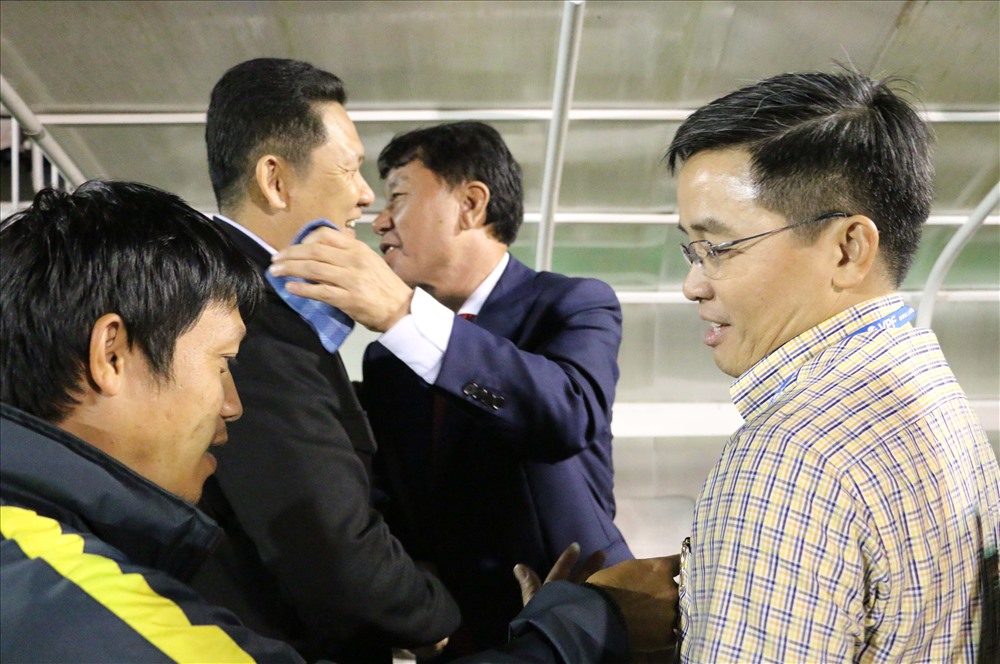 HLV Nguyễn Quốc Tuấn, người vừa từ nhiệm cách đây 2 vòng đấu cúng có mặt để chung vui cùng GĐKT chung và HAGL.
