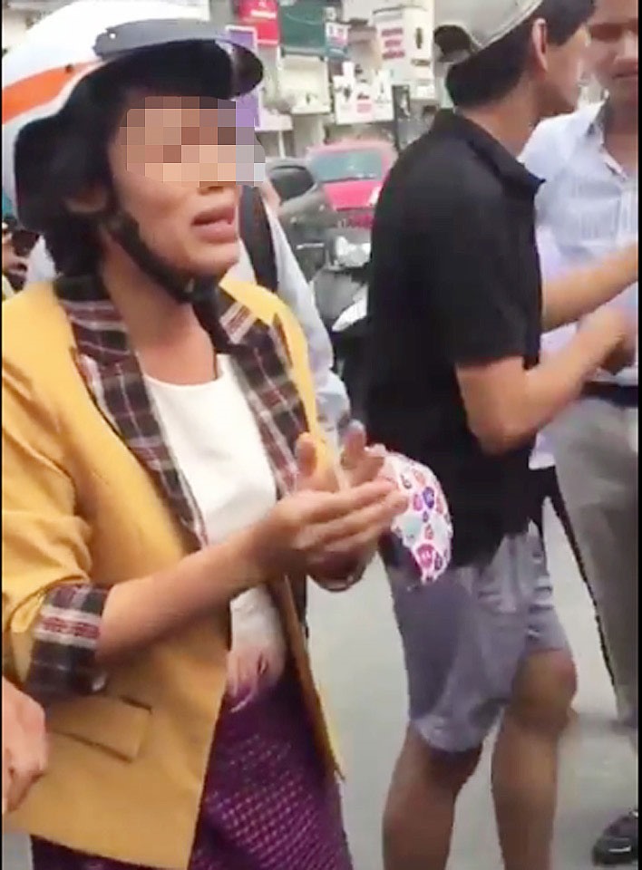 Một nạn nhân bị dàn cảnh cướp túi xách xảy ra chiều 27.10 tại phố Tây Sơn (Hà Nội). Ảnh: CẮT TỪ CLIP