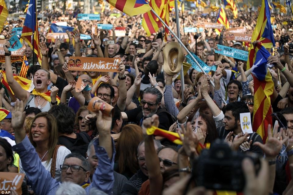 Đám đông ở Catalonia hò reo sau khi biết được quyết định của Nghị viện Catalonia. Ảnh: Getty Images.