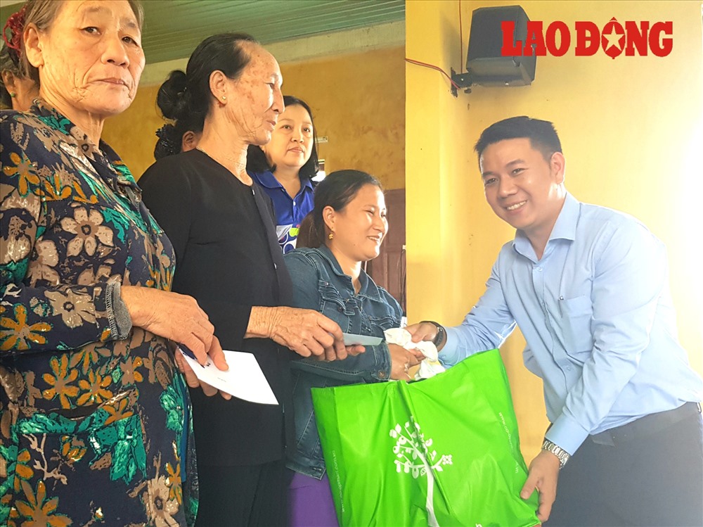 Ông Lý Minh Đăng – GĐ Siêu thị Co.op Mart Quảng Bình – trao quà hỗ trợ cho người dân. Ảnh:  Lê Phi Long