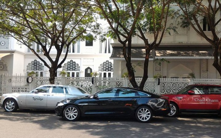 Bộ ba Jaguar XJL, Rolls-Royce Phantom và Range Rover Sport đỗ trước dinh thự Tajmasago có giá trị 15 triệu đô. Hầu hết các mẫu xe của Khải Silk đều có gắn tên.