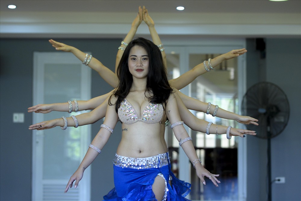 Bellydance không chỉ là một bộ môn nghệ thuật truyền thống mà còn là một môn thể thao, giúp cơ thể mềm mại một cách toàn diện, sản sinh hormone phụ nữ. Sáu tháng đầu là giai đoạn khó khăn nhất để bắt đầu cảm nhận và điều khiển từng phần của cơ thể. Một vũ công bellydance giỏi phải có khả nãng cảm thụ âm nhạc, để kết nối kỹ thuật với cảm xúc của giai điệu.
