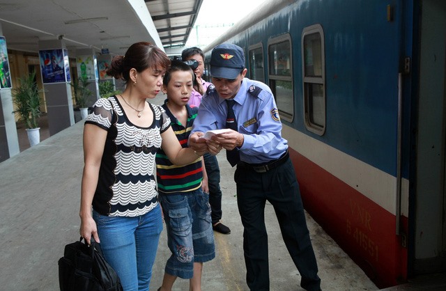 Soát vé trước khi cho hành khách lên tàu
