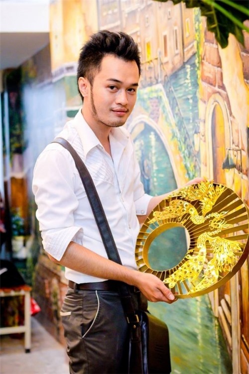 NTK Đỗ Vân Trí cũng là người thiết kế chiếc mấn vàng giúp Phạm Hương tỏa sáng trong Miss Universe 2015.