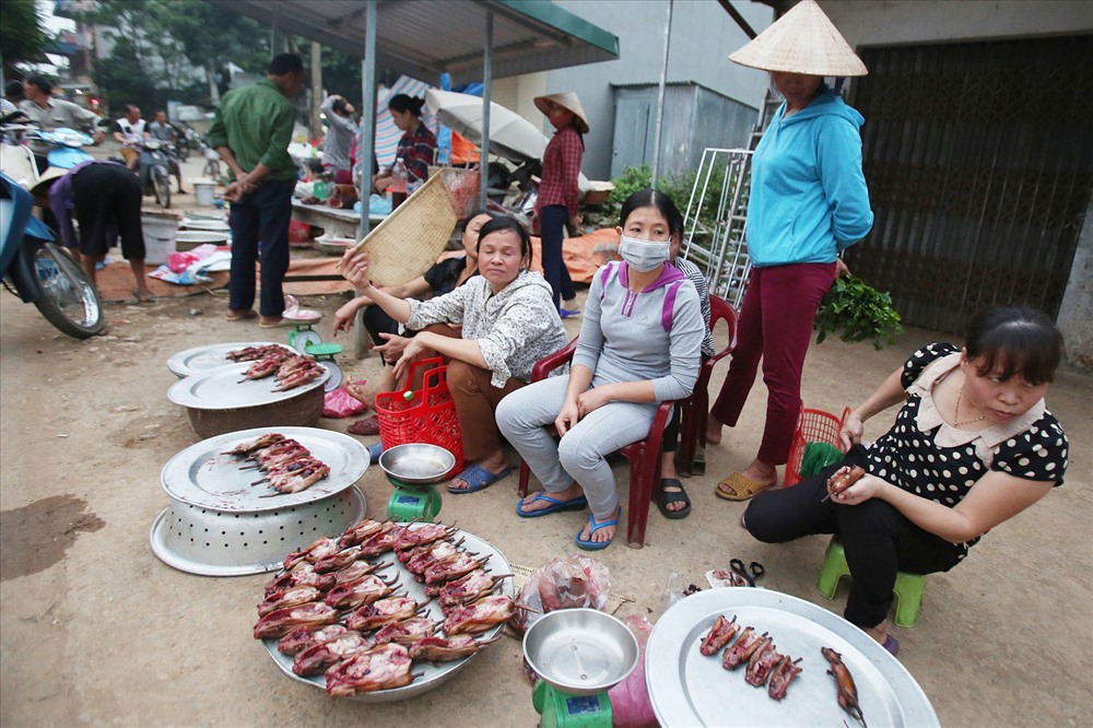 Hiện nay, trung bình mỗi ngày chợ chuột Hạ Bằng, Dị Nậu, chợ Nủa một mùa có thể tiêu thụ hàng tạ thịt chuột với giá bán từ 140 đến 160 nghìn đồng/kg. Người nghiền món này phải đi chợ trước 16h bởi sau đó không có để mua.