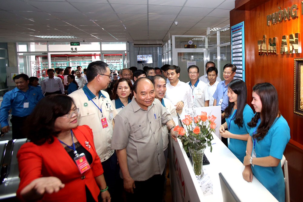 Thủ tướng cùng đoàn công tác đã đến thăm phòng khám sức khỏe đa khoa dành cho công nhân.