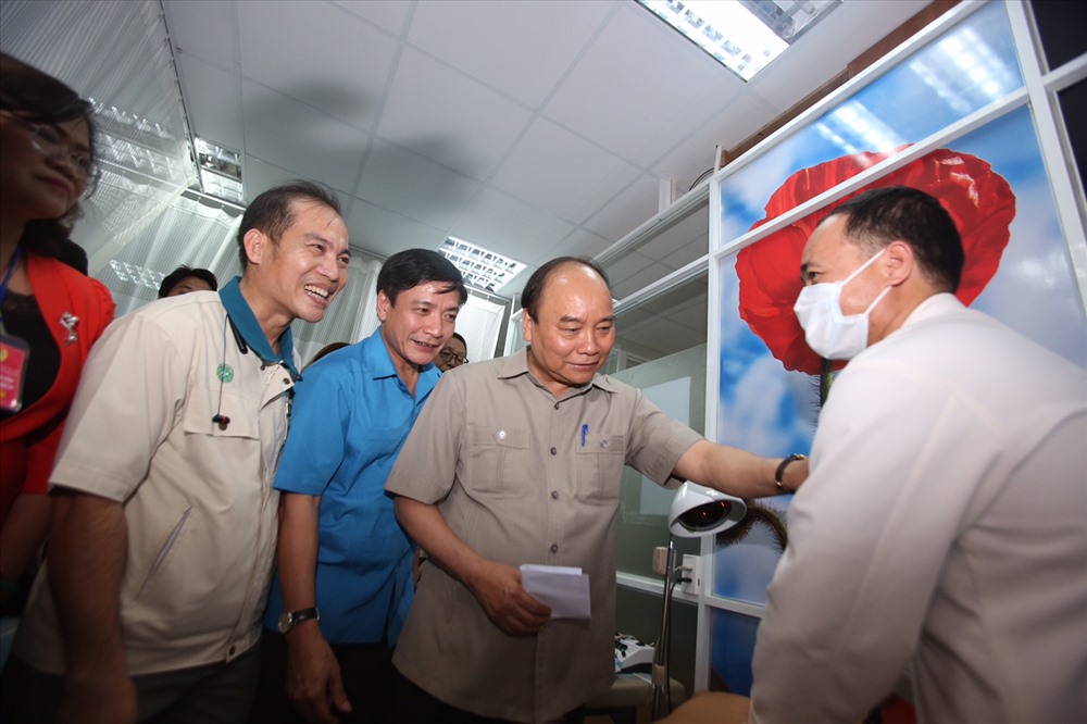 Thủ tướng cùng đoàn công tác đến thăm phòng khám sức khỏe đa khoa dành cho công nhân.