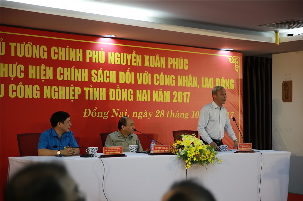 Bí thư Tỉnh ủy Tỉnh Đồng Nai Nguyễn Phú Cường (đứng) chia sẻ với công nhân.