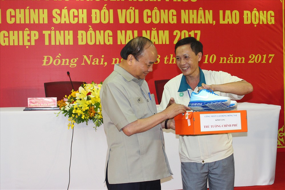 Công nhân tặng giày cho Thủ tướng Nguyễn Xuân Phúc.