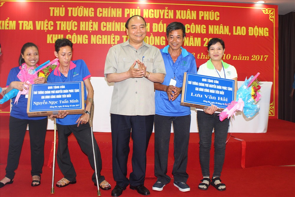 Thủ tướng Nguyễn Xuân Phúc tặng học bổng cho công nhân Cty Taekwang Vina.