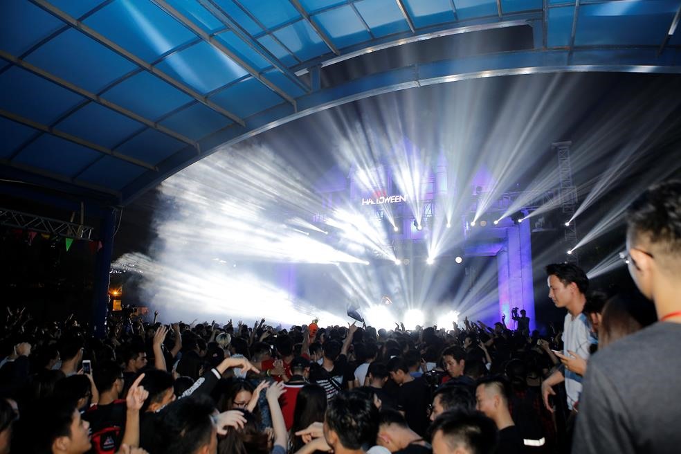 Sân khấu mang hơi hướng của TomorrowLand - lễ hội âm nhạc điện tử lớn nhất châu Âu