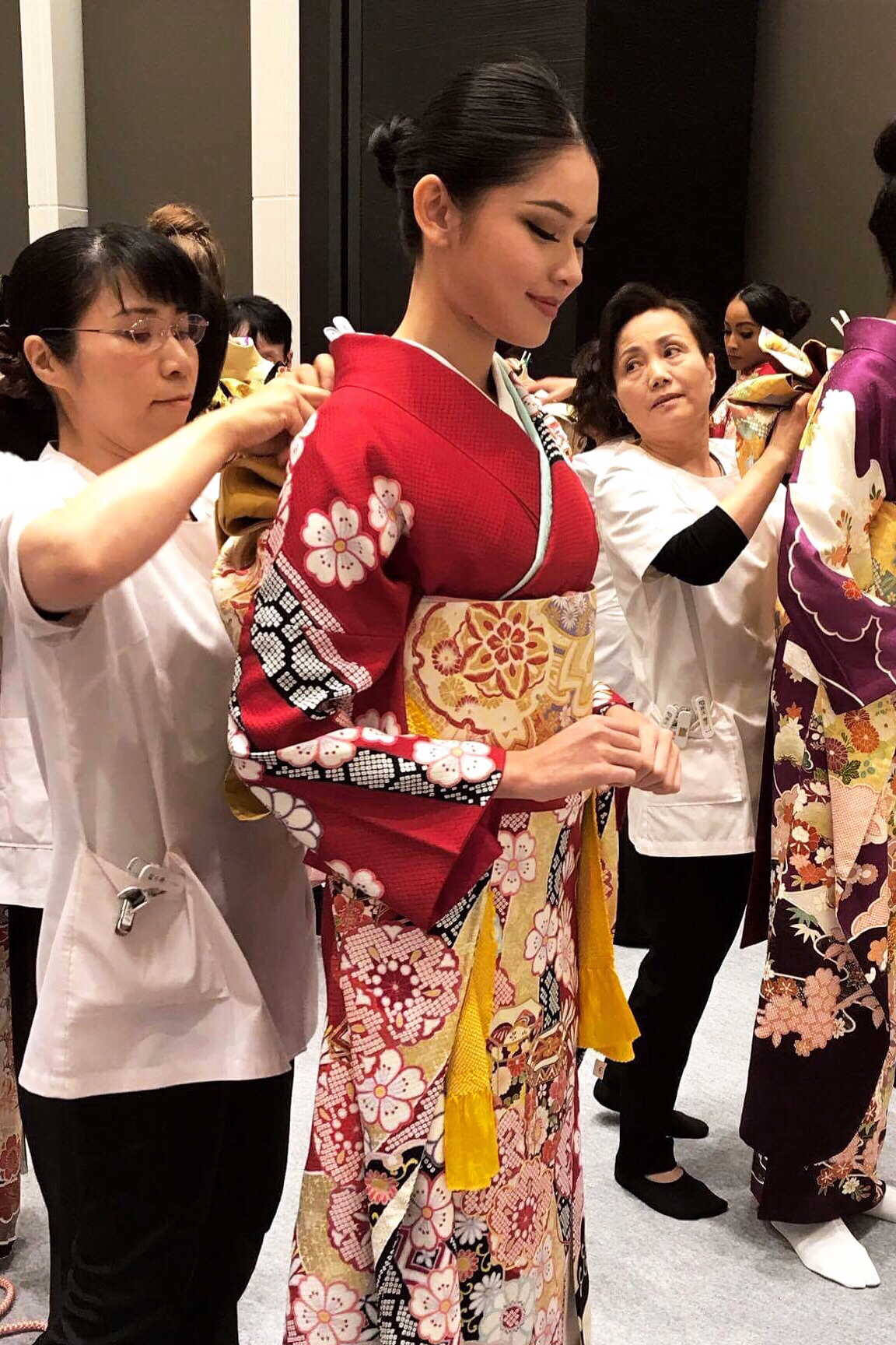 Thùy Dung được các nghệ nhân tạo dáng cho kimono.