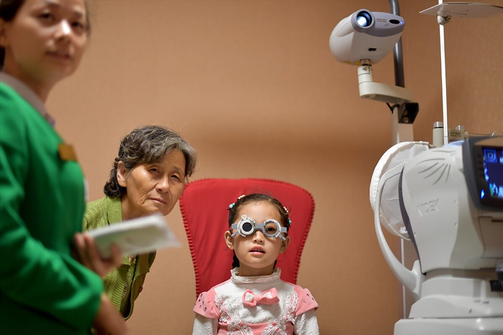 Một bé gái được khám tại Bệnh viện Mắt Ryugyuong với thiết bị của Italia.