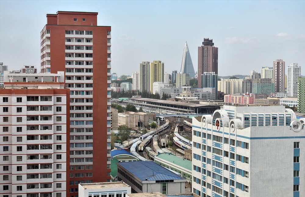Chung cư màu đỏ có những căn hộ lớn nhất Triều Tiên, là nơi ở của các nhà khoa học Đại học Công nghệ Kim Chaek ở thủ đô Bình Nhưỡng.