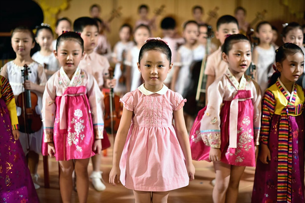 Các bé biểu diễn tại trường mẫu giáo Kyongsang. Hầu hết các bài hát đều ca ngợi lãnh tụ.