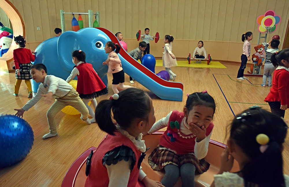 Khu vui chơi trong nhà tại trường mẫu giáo Kyongsang. Ở Triều Tiên, trẻ em được học ở các trường mẫu giáo công 2 năm khi các bé được 2 tuổi rưỡi.