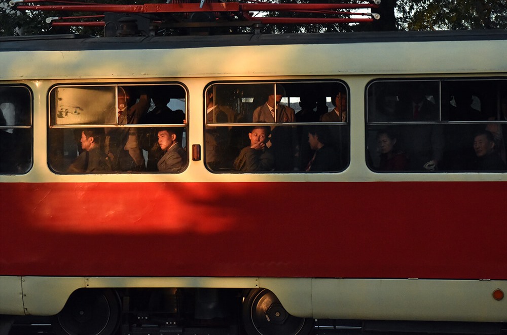 Người dân Bình Nhưỡng sử dụng phương tiện giao thông công cộng, trong đó có tàu điện ngầm và tàu điện trên mặt đất.