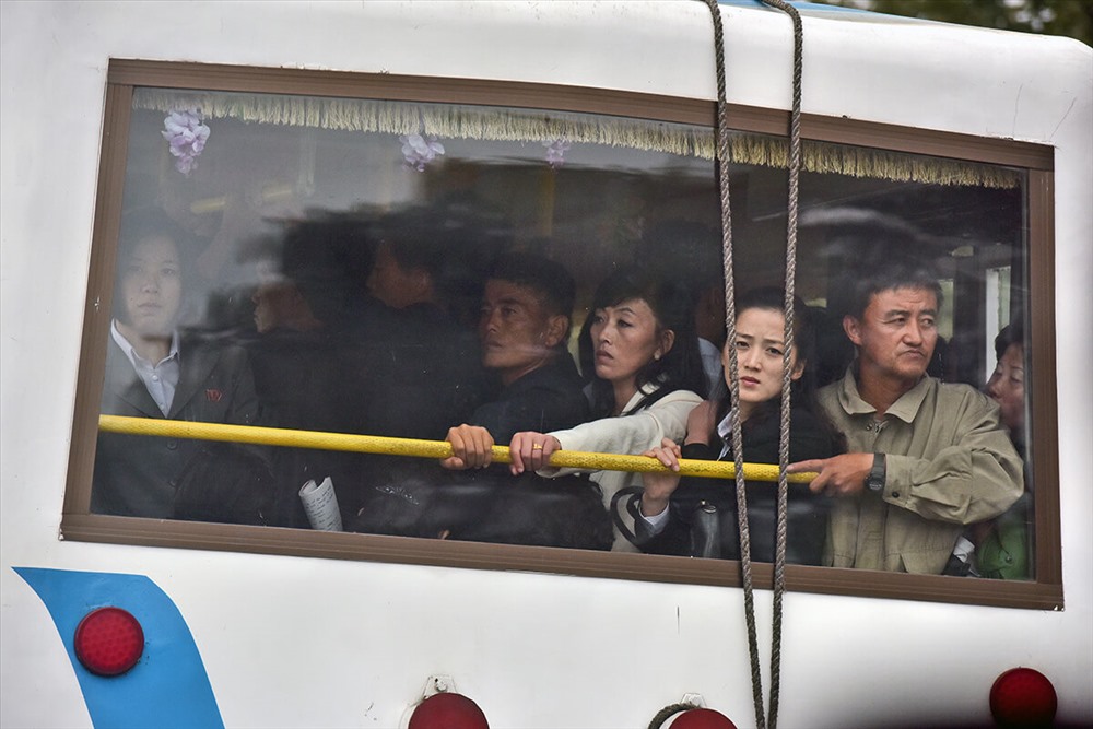 Người dân Triều Tiên trên đường đi làm tới các nhà máy và công sở.
