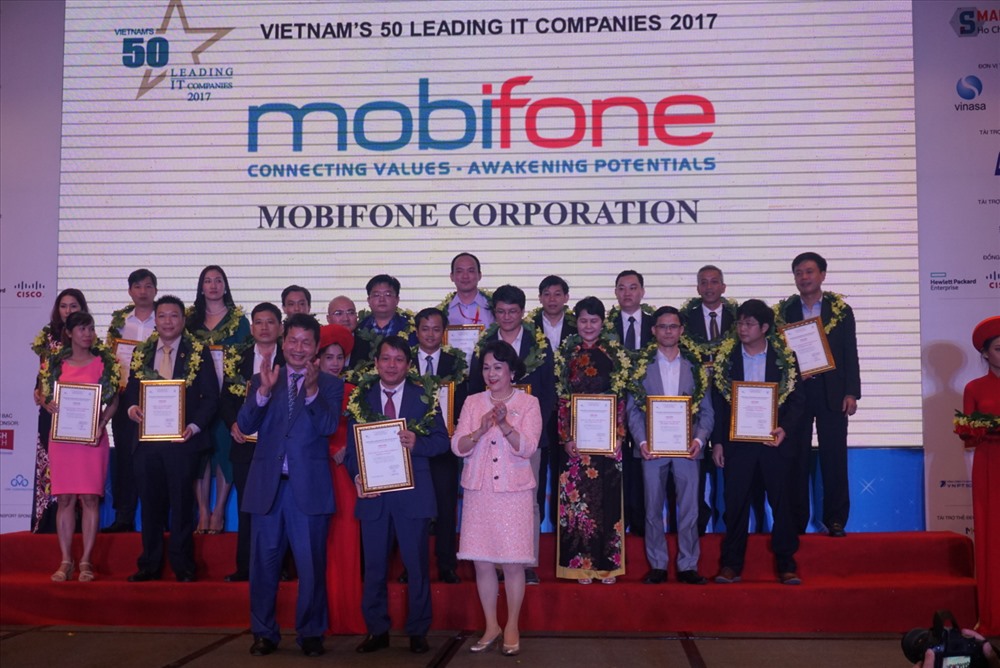 Ông Nguyễn Đình Tuấn – Thành viên HĐTV Tổng Công ty Viễn thông MobiFone  nhận danh hiệu “50 doanh nghiệp CNTT hàng đầu Việt Nam 2017”