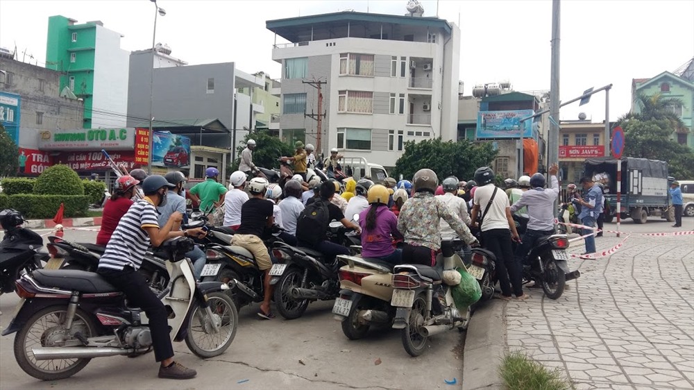 Mỗi lần mưa bão lớn, xe máy, xe thô sơ bị cấm qua cầu Bãi Cháy, buộc phải tăng bo cả người và xe qua cầu bằng xe tải. Ảnh: Nguyễn Hùng