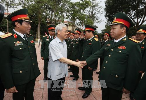 Tổng Bí thư Nguyễn Phú Trọng với cán bộ, chỉ huy Bộ Tư lệnh Quân khu 4. Ảnh: Trí Dũng/TTXVN