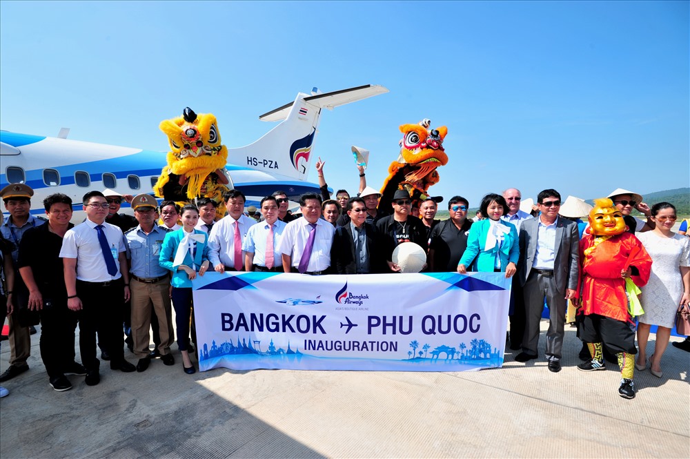 Đại diện huyện Phú Quốc và Cảng Hàng không Quốc tế Phú Quốc chụp hình lưu niệm với đại diện  Hãng và khách của Bangkok Airways.