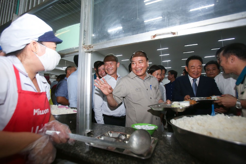  Thủ tướng Nguyễn Xuân Phúc thăm nhà bếp Cty Taekwang Vina và ăn cơm cùng công nhân. Ảnh: ĐĂNG HUỲNH