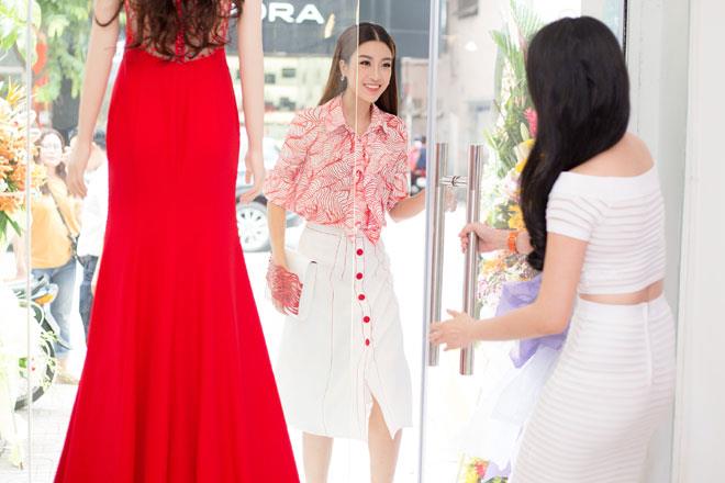 Cô diện bộ trang phục kín đáo với hoạ tiết bắt mắt của NTK Lê Thanh Hoà. Đây là bộ trang phục nằm trong bộ sưu tập ứng dụng mới nhất của Lê Thanh Hoà từng được anh giới thiệu trong chương trình 'Đấu trường phong cách' thời gian gần đây.