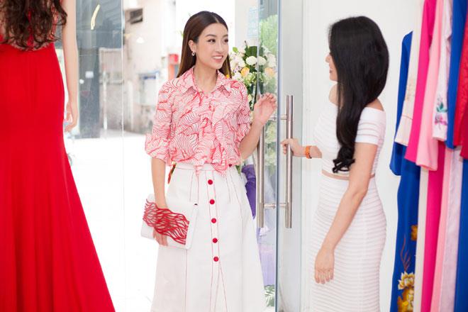 Cô vui vẻ gặp gỡ Linh Bùi, và chúc mừng nữ thiết kế trẻ khai trương shop thời trang. 