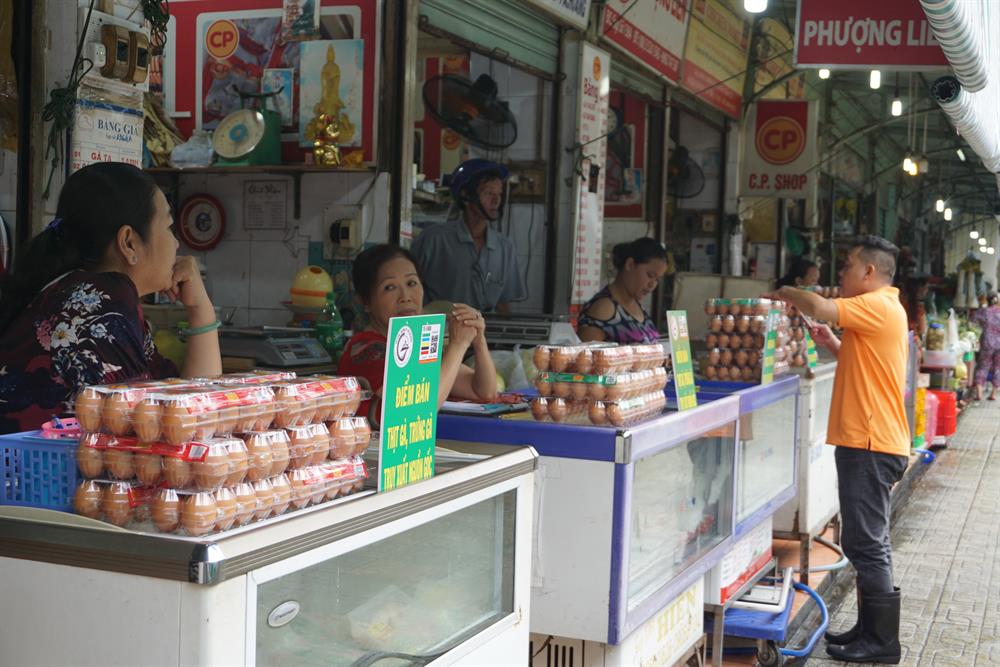 Các quầy bán thịt gà và trứng gà có tem truy xuất nguồn gốc tại chợ Bến Thành:   Ảnh: M.Q