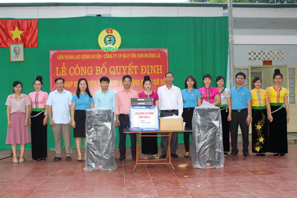 Đồng chí Thái Thị Mai - Phó Chủ tịch LĐLĐ tỉnh Sơn La (thứ tư, từ trái sang) trao quà và tài liệu cho CĐ Cty CP May Tiên Sơn. Ảnh: Hà Chum