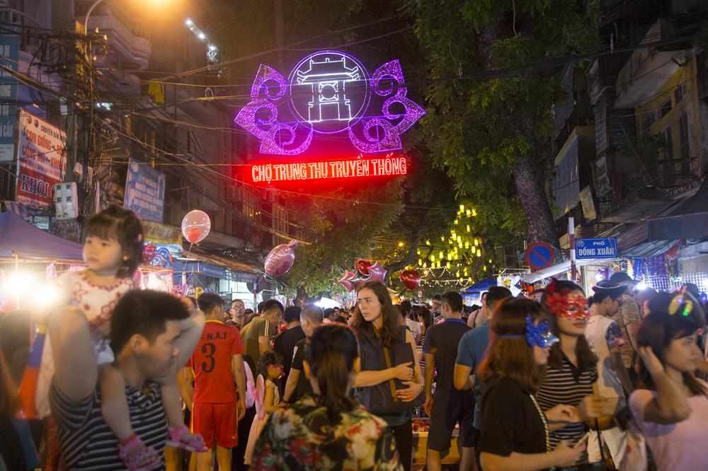 Đêm ngày  2.10 (tức ngày 13.8 âm lịch) thời điểm mà tết Trung thu đã cận kề, con phố Hàng Mã thu hút rất đông khách hàng.