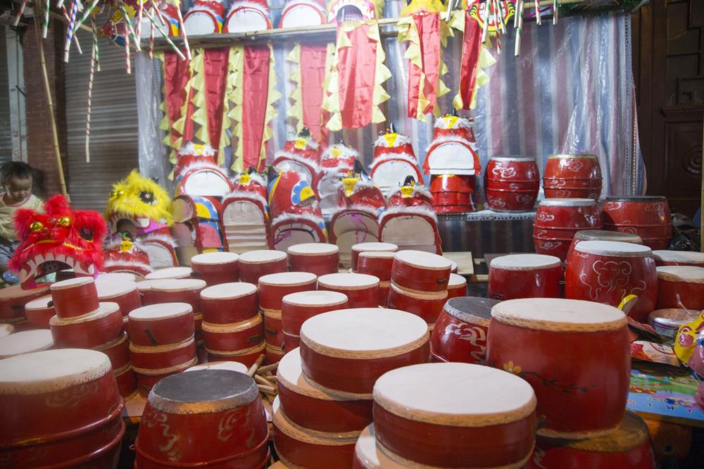 Các mặt hàng mang đậm truyền thống của trung thuViệt Nam  cũng được bày bán rộng rãi. Khác với mọi năm, đồ chơi “made in” Việt Nam năm nay được bán khá chạy, lấn át các đèn lồng đến từ Trung Quốc.