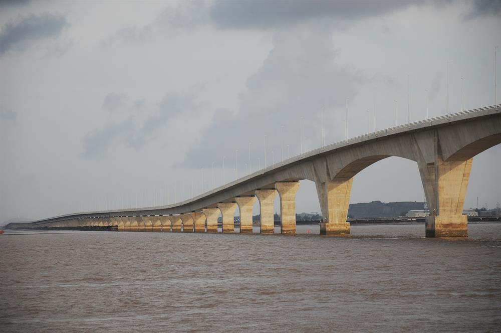 Dự án có tổng chiều dài là 15,63 km với điểm đầu tại nút giao Tân Vũ giao với đường cao tốc Hà Nội - Hải Phòng tại lý trình Km100+891 và điểm cuối tiếp giáp với cổng cảng Lạch Huyện. Trong đó, phần cầu vượt biển của dự án dài 5,443 km thi công bằng công nghệ SBS và đúc hẫng cân bằng, đây là cây cầu vượt biển dài nhất Đông Nam Á cho đến thời điểm hiện tại