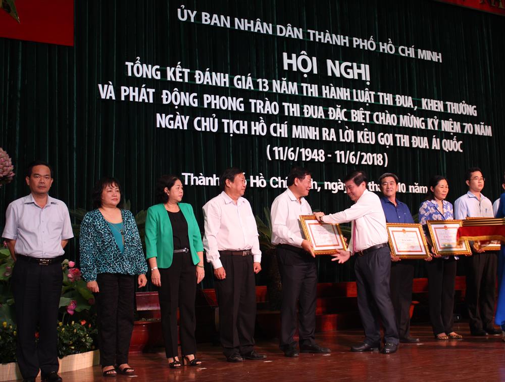 Chủ tịch UBND TPHCM Nguyễn Thành Phong khen tặng các cá nhân điển hình có thành tích trong thực hiện Luật thi đua khen thưởng