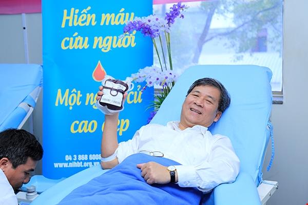Hiến máu tình nguyện là việc làm thường lệ của GS Nguyễn Anh Trí. Ông đã có 20 lần hiến máu