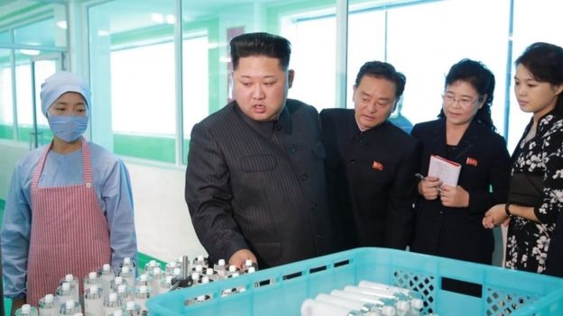 Nhà lãnh đạo Kim Jong-un và phu nhân Ri Soul-ju thăm nhà máy sản xuất mỹ phẩm. Ảnh: KCNA