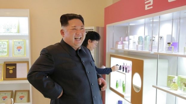Nhà lãnh đạo Kim Jong-un và phu nhân Ri Soul-ju thăm nhà máy sản xuất mỹ phẩm. Ảnh: KCNA