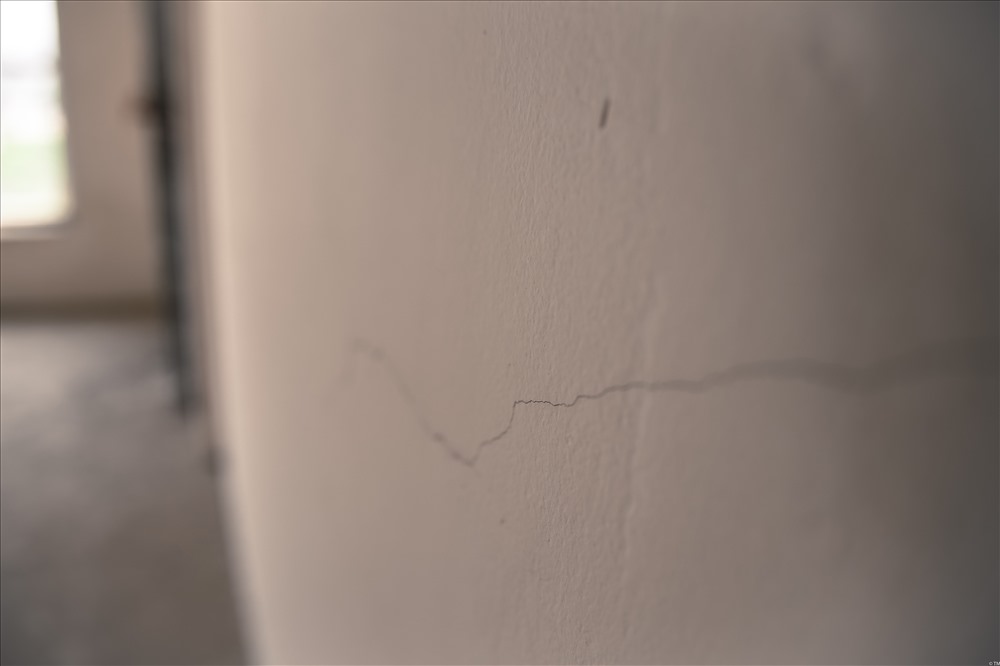 Tuy sơn không bị bong tróc nhiều nhưng tường nhà xuất hiện những vết nứt nhỏ.