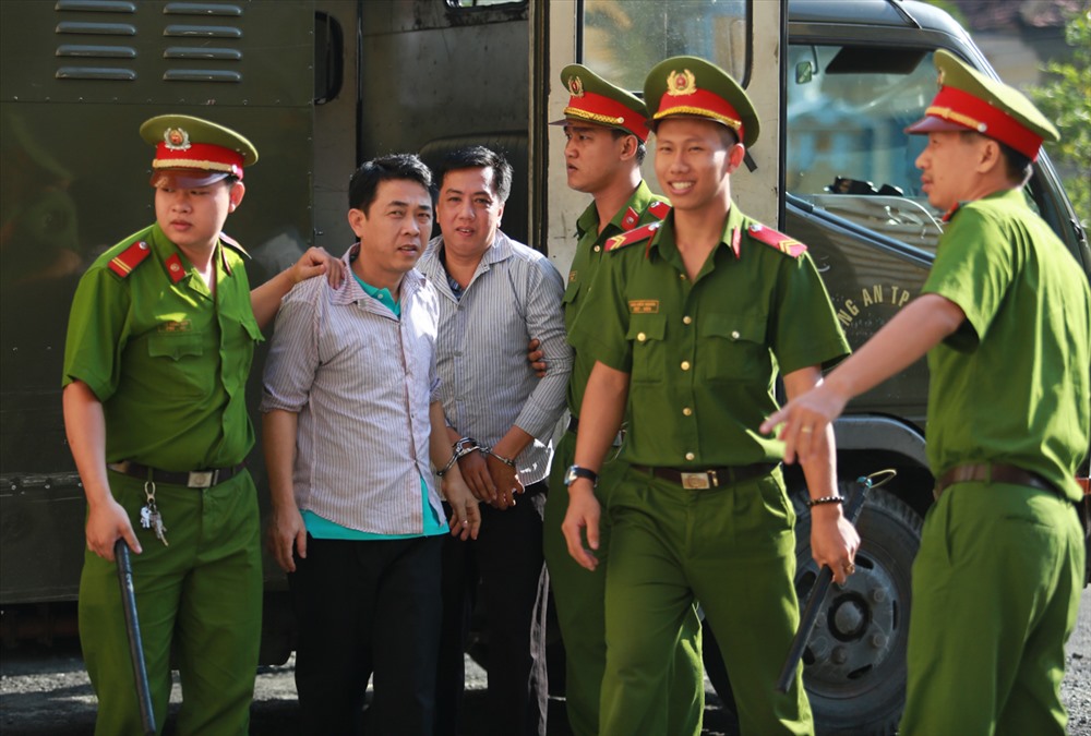 Hai bị cáo Nguyễn Minh Hùng và Võ Mạnh Cường bị dẫn giải đến toà sáng 30.10.