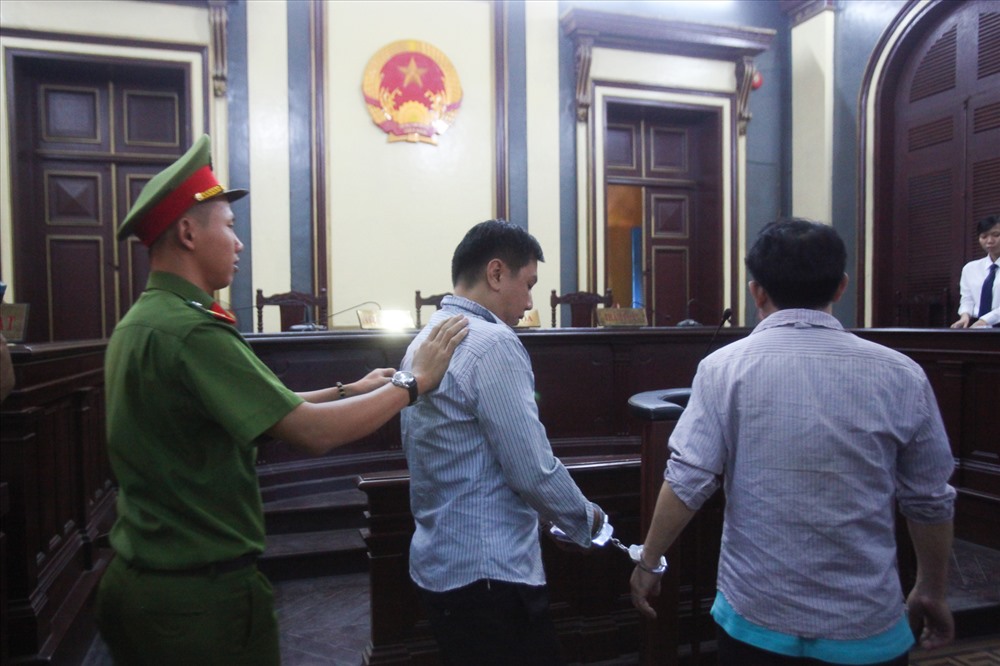 Hai bị cáo Nguyễn Minh Hùng và Võ Mạnh Cường được lực lượng Cảnh sát hỗ trợ tư pháp và thi hành án hình sự áp giải đến tòa và 7 bị cáo đồng phạm được tại ngoại cũng đến tòa rất sớm.