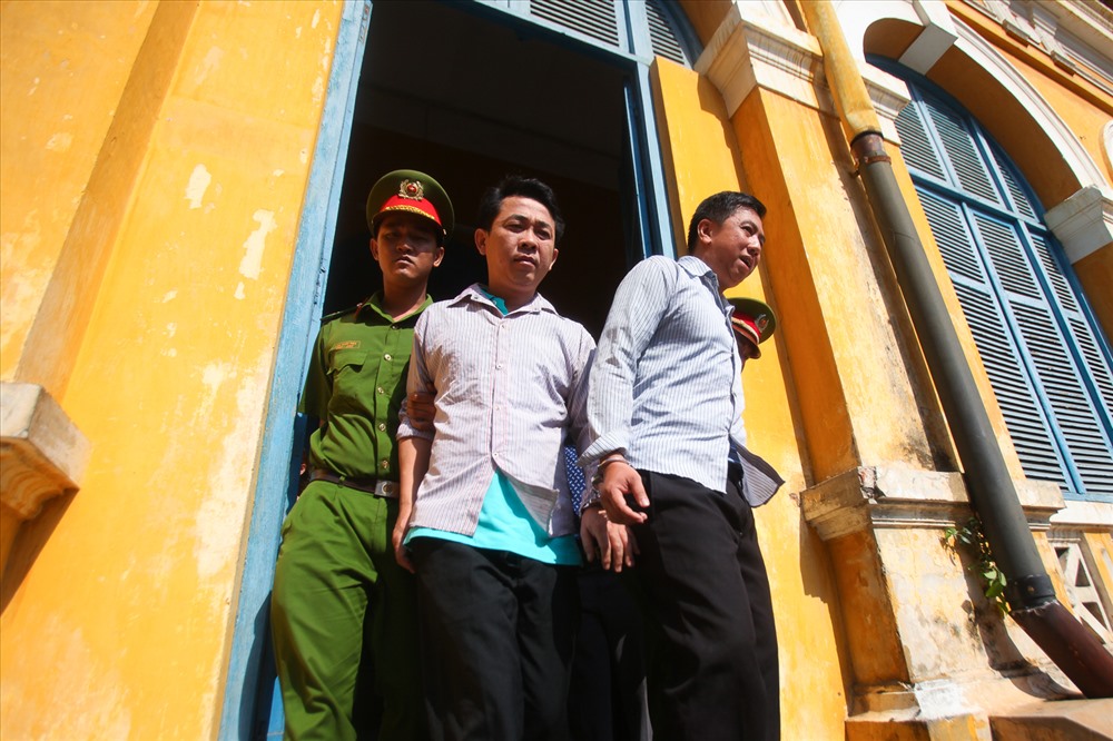 Tiếp tục thi hành lệnh bắt tạm giam với hai bị cáo Nguyễn Minh Hùng và Võ Mạnh Cường.