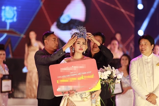 Trưởng ban tổ chức Võ Việt Chung trao vương miện cho Tân hoa hậu