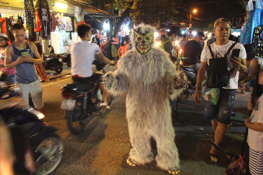 Một bạn trẻ với bộ trang phục ấn tượng và thu hút mọi người trên phố Hàng Mã.