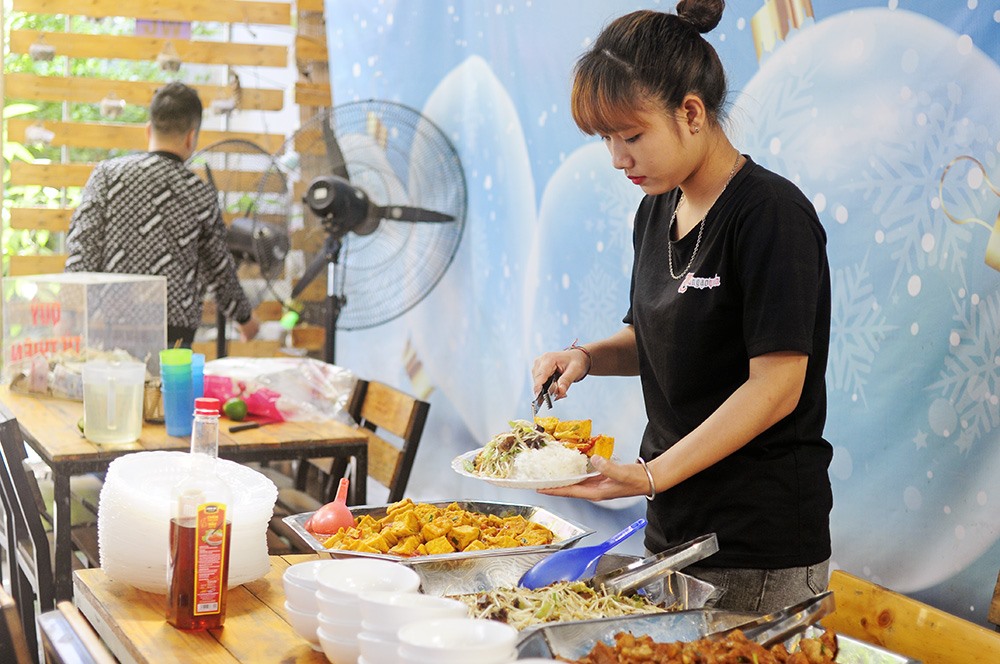 Anh Nguyễn Anh Vũ, chủ quán cho biết, Tiếu Ngạo vốn là nhà hàng chuyên lẩu nướng. Nhưng anh đã quyết định dành thứ hai hàng tuần để tổ chức bữa ăn 1000 đồng, từ tháng 9/2016 đến nay