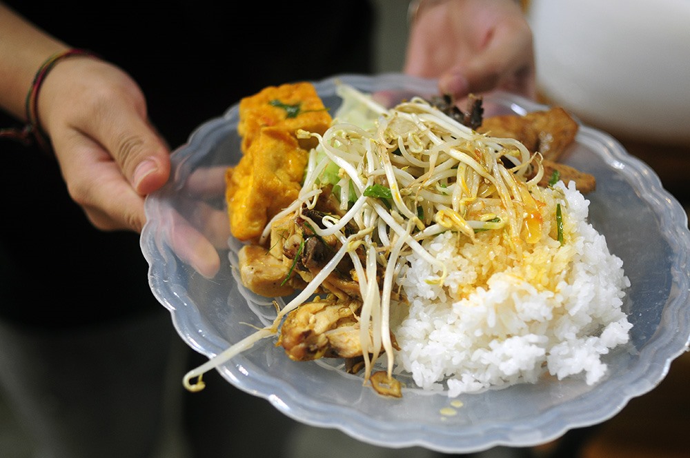 Quán phục vụ đầy đủ các món ăn tự chọn và đa dạng, không thua kém bất kỳ quán cơm nào khác có giá từ 30.000 - 40.000 đồng tại Hà Nội.